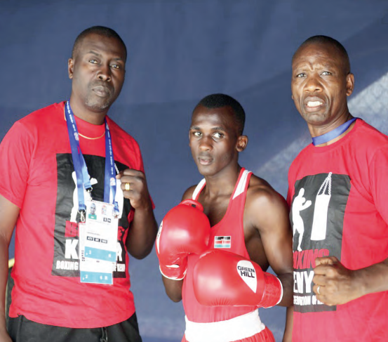 Shaffi Bakari (C) with coaches Banjamin Musa (L) and David Munuhe