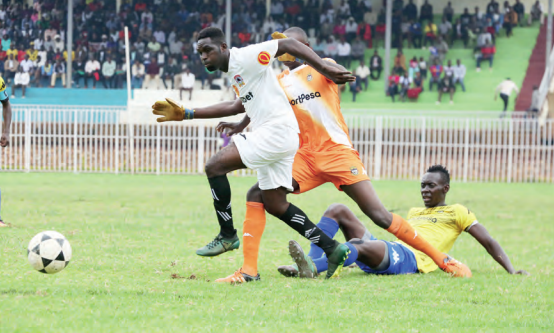 Shabana striker Wycliff e Nthata (left) dribbles past Murang’a Seal goalkeeper Bonphas Munyasa