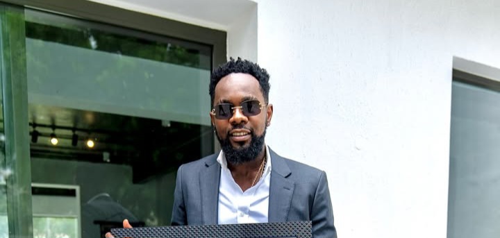 Patoranking avunja kimya baada ya kuzika dadake na mumewe kwa wakati mmoja