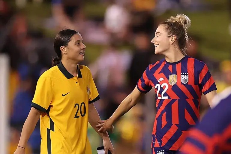 Wanasoka wa kike ambao ni wapenzi, Sam Kerr na Kristie Mewis wa watangaza kutarajia mtoto