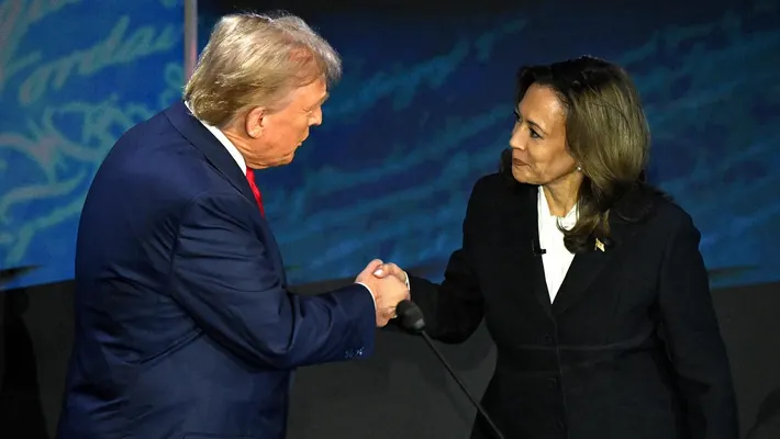 Kamala Harris avunja kimya baada ya kulambishwa sakafu na Donald Trump