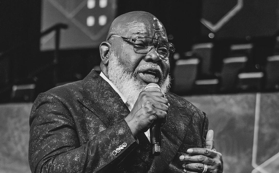 T.D. Jakes Faces Health Scare Mid-Sermon