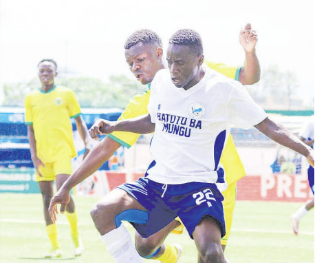 Sofapaka's Baron Ochieng battles with Fortune Omotto of Kariobangi Sharks during their KPL match at Dandora Stadium