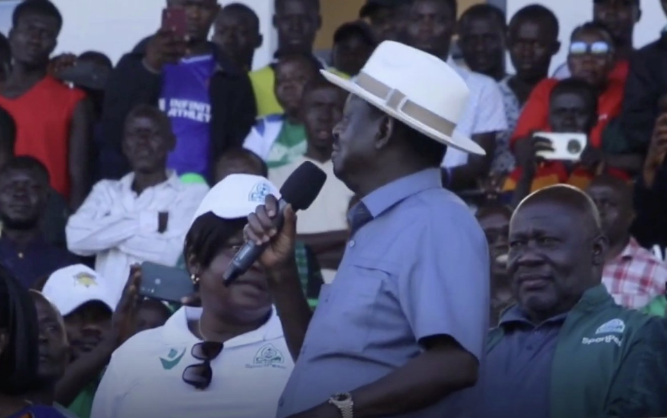 Raila gifts Gor, Mara Sugar FC with Sh1 million
