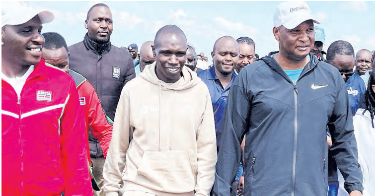 Great Chepsaita Cross Country patron Farouk Kibet (R) with Uasin Gishu Deputy Governor Evans Kapkea (L) and World Cross Country champion Geoffrey Kamworor / FILE