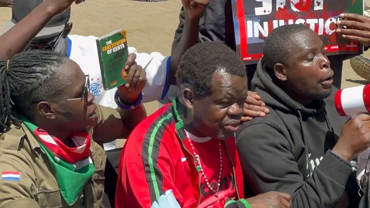 Seneta Omtatah azuiliwa katika kituo cha polisi cha Central kufuatia maandamano