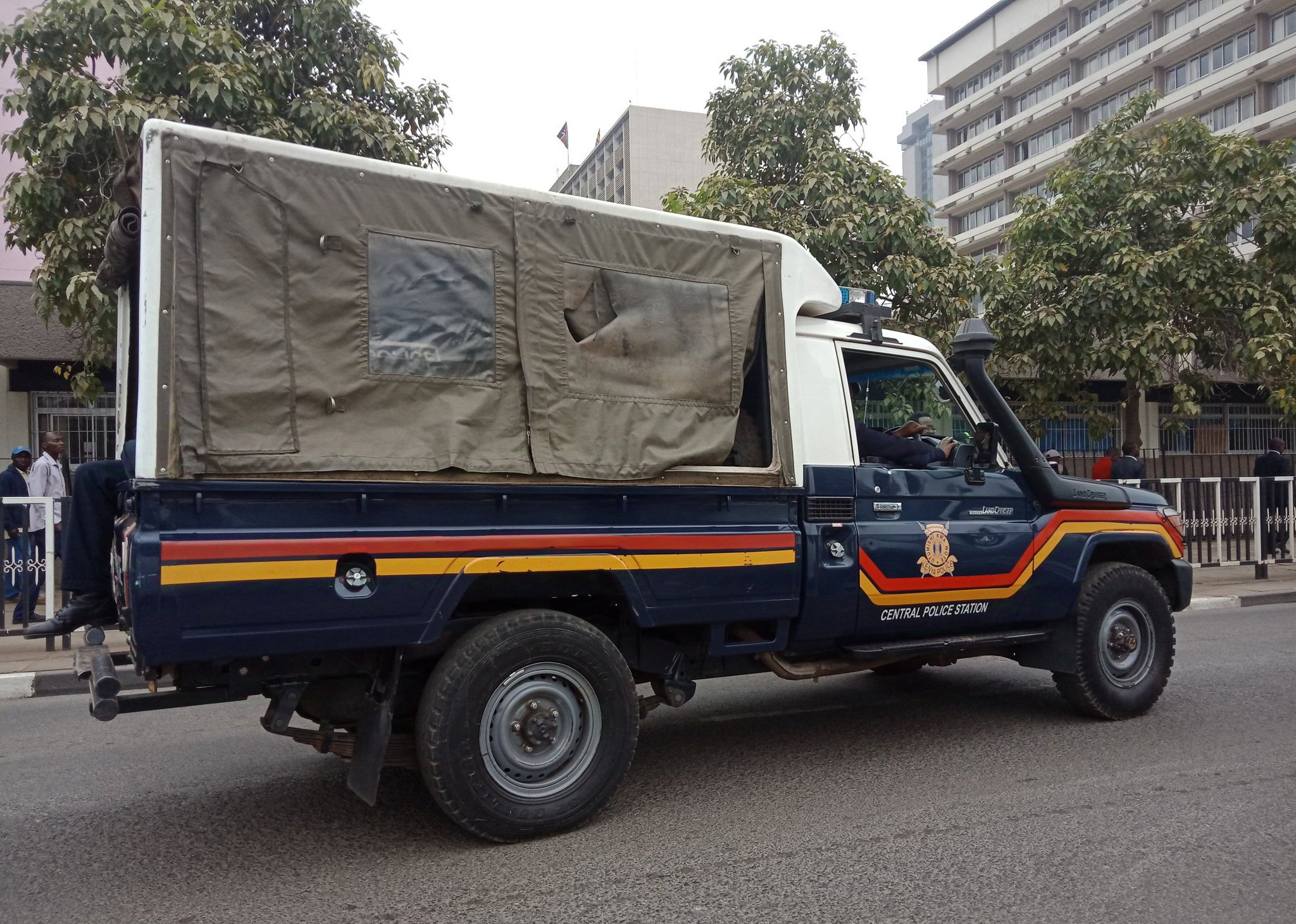 Baba ammwagia mtoto wake maji ya moto huku akimlenga mkewe