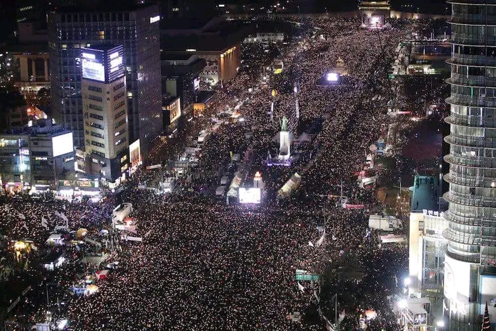 Korea Kusini: Maelfu Waandamana Nje Ya Bunge Baada Ya Rais Kutangaza Sheria Ya Kijeshi