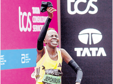 Peres Jepchirchir celebrates after winning the 2024 London Marathon in April 21, 2024. /XINHUA