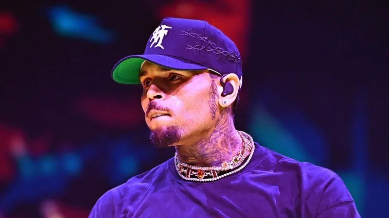 Chris Brown Kushtaki Warner Bros Kisa Filamu Ya Kumhusisha Na Unyanyasaji Wa Kingono
