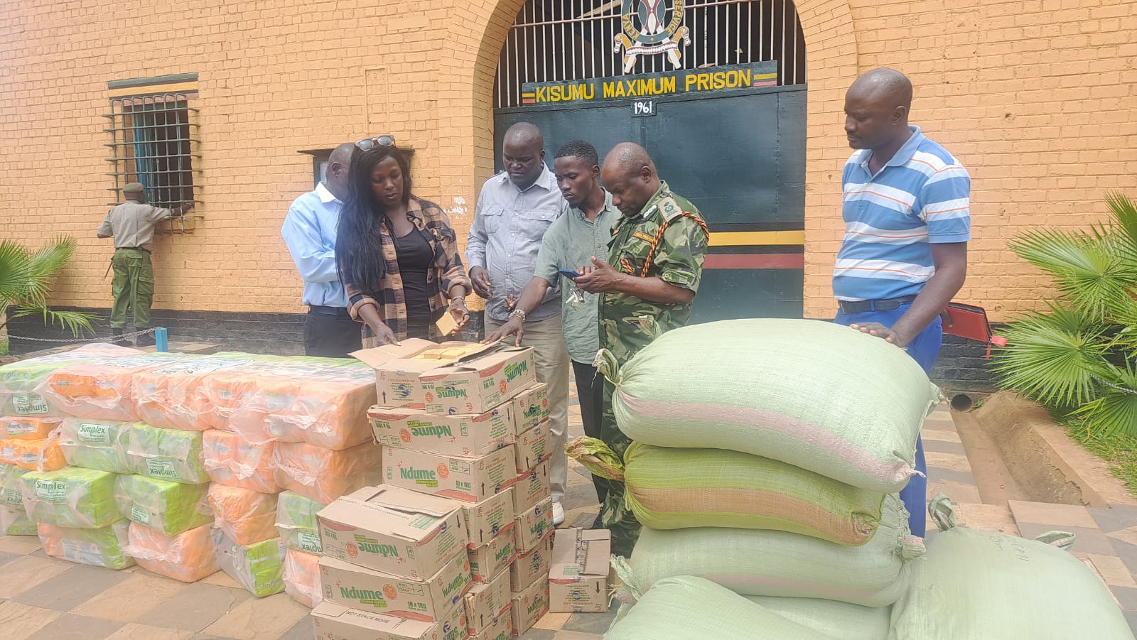 Kisumu prison inmates receive food and other essentials from well wisher