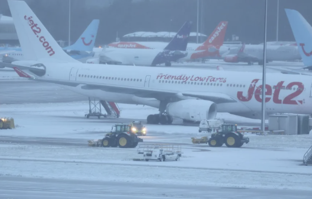 Flights diverted and cancelled as snow hits UK airports