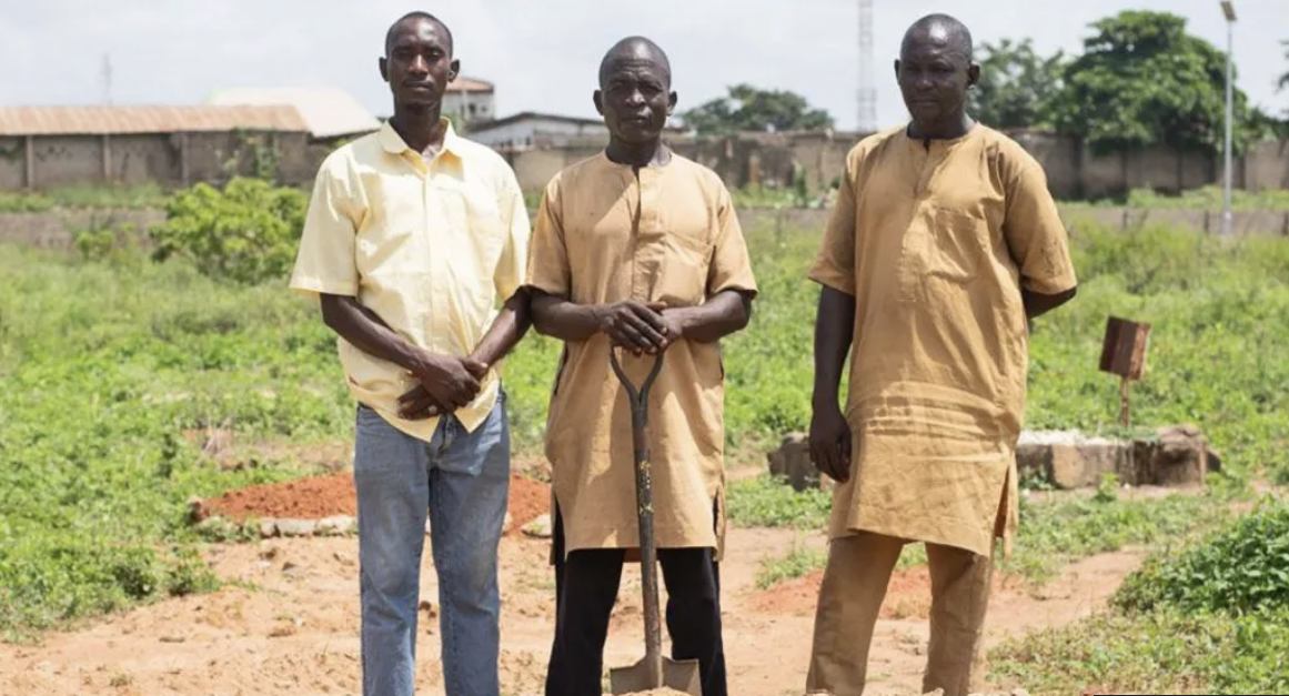The Nigerian family that spent five decades as volunteer grave-diggers
