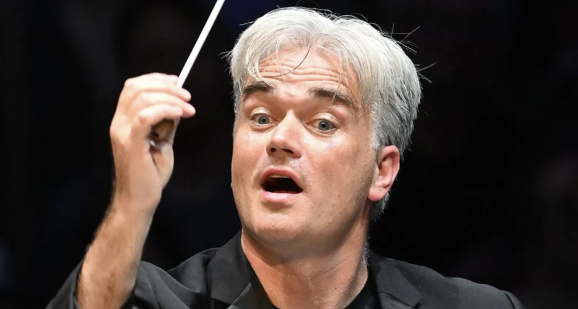 Conductor sorry for calling Italian singers Mafia
