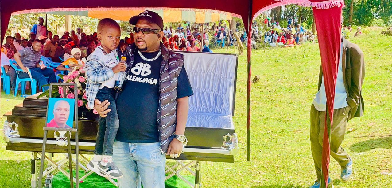 Huzuni huku baba aliyedungwa kisu mbele ya mwanawe wa miaka 3 mtaani Mathare akizikwa Kisii
