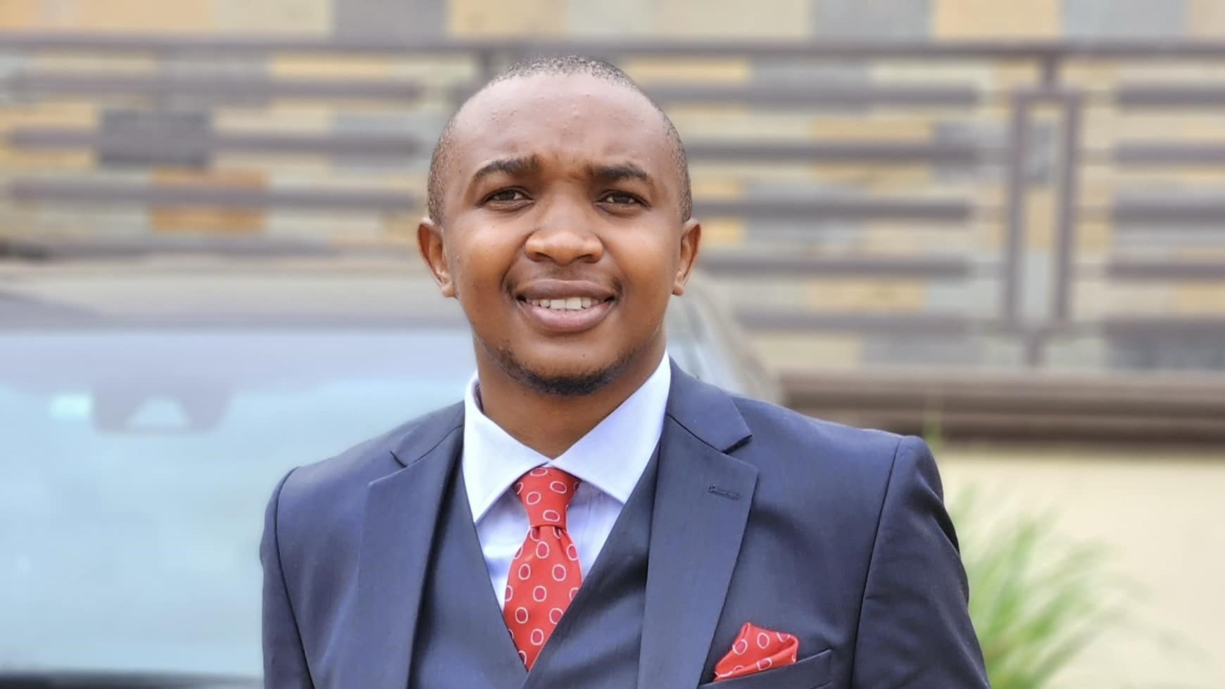 Morara Kebaso Apata Jeneza Nje Ya Nyumba Yake Likiwa Na Picha Yake, Kuku Mweusi
