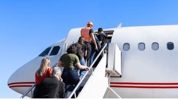 Babaiko Wanandoa Wakilazimishwa Kukaa Karibu Na Abiria Aliyekufa Kwenye Ndege