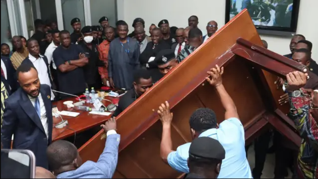 Wabunge Wa Ghana Wanyoroshana Ngumi Bungeni, Mwezi Baada Ya Uchaguzi Mkuu