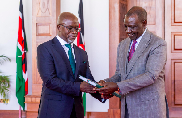 [PHOTOS] Ruto receives report from tribunal investigating Justice Kullow