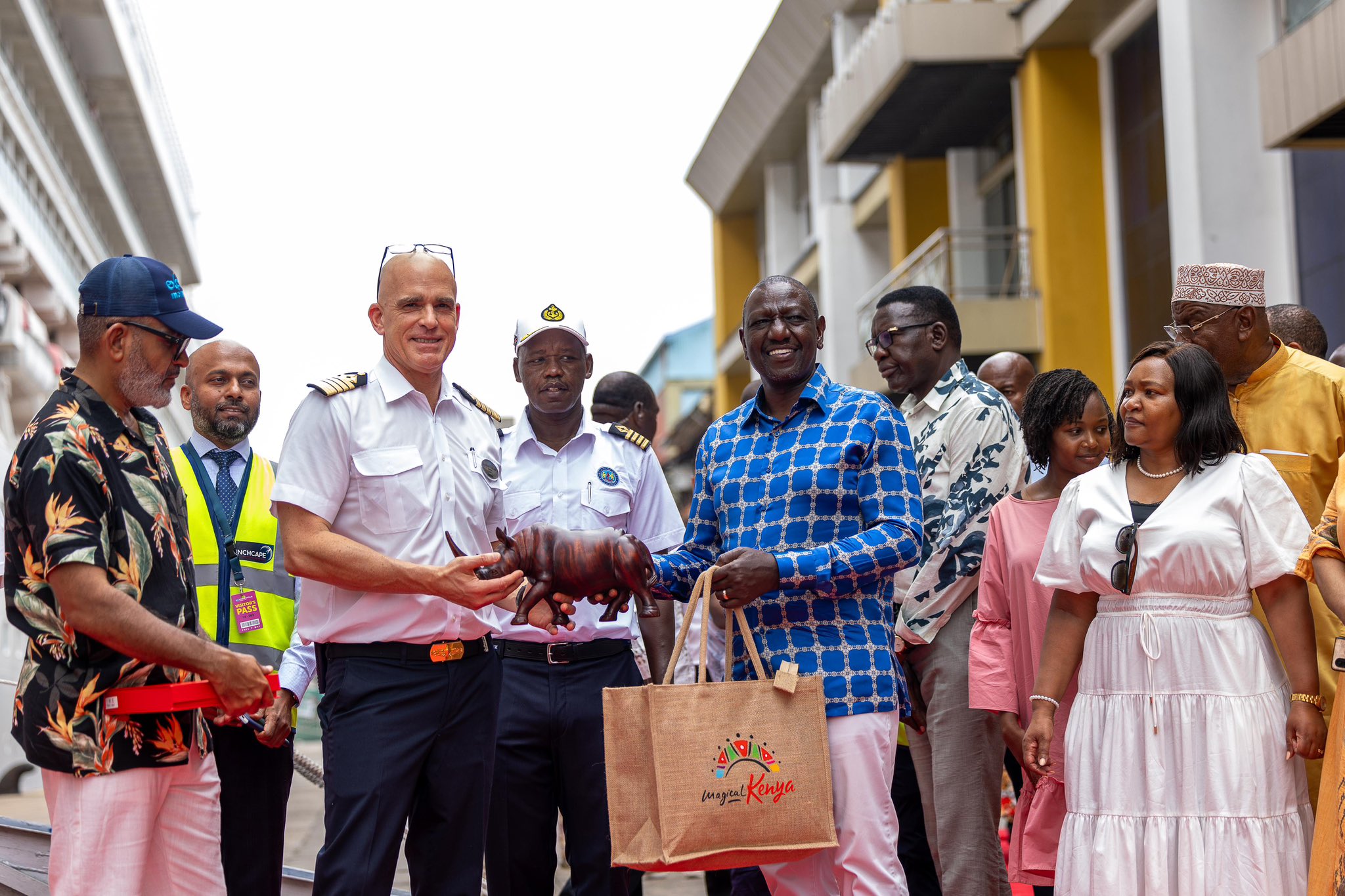 [PHOTOS]  Smiles, selfies as Ruto interacts with tourists