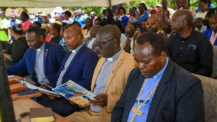 Vijana wenye hasira wavuruga mazishi na kumlazimisha mchungaji kukimbilia usalama wake