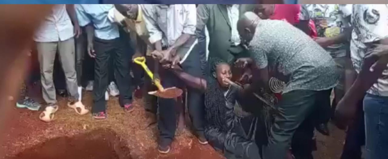 Mwanamke aliyeshambuliwa kwa kukataa kurusha mchanga kwa kaburi la mumewe aeleza sababu, akana kumuua