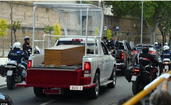 Coffin arrives at Pope's final resting place