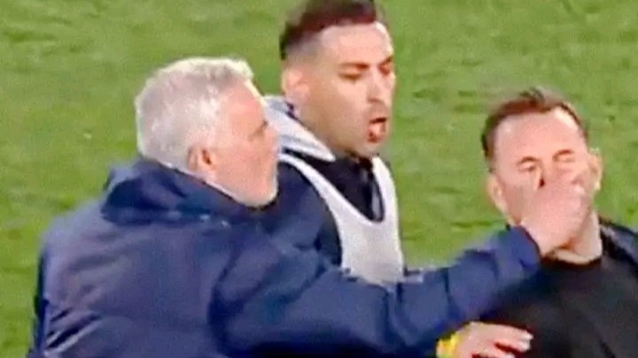 Jose Mourinho apigwa marufuku mechi 3 kwa kumchuna pua kocha wa Galatasaray