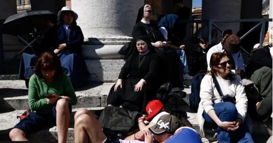 Funeral crowds disperse in search of lunch