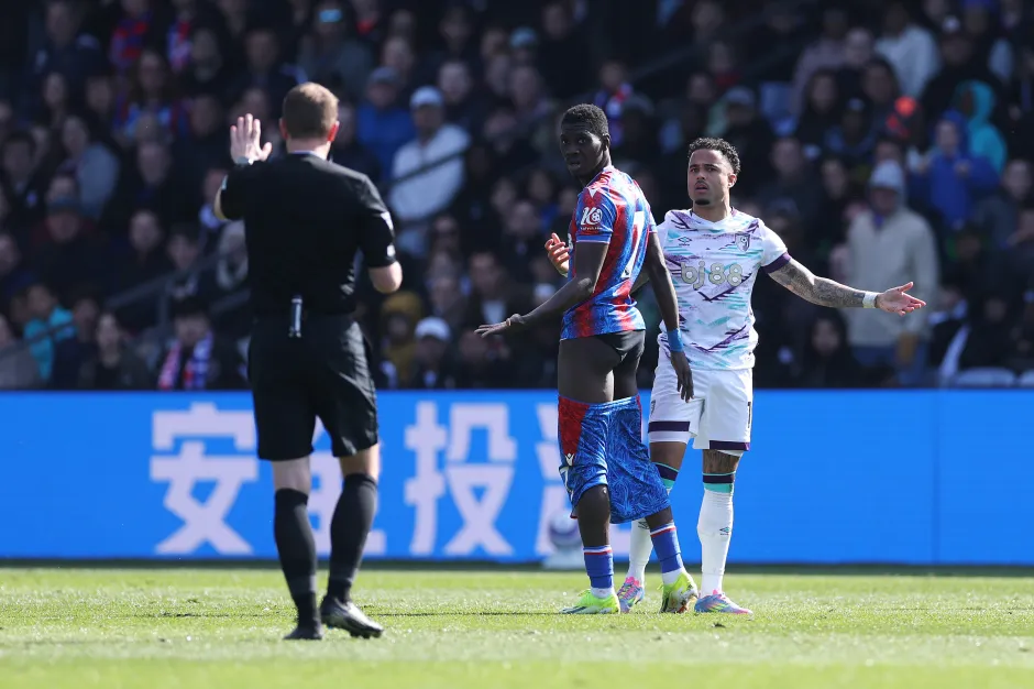 Kizaazaa uwanjani! Kluivert wa Bournemouth amvua suruali Sarr wa Palace katika mechi ya EPL