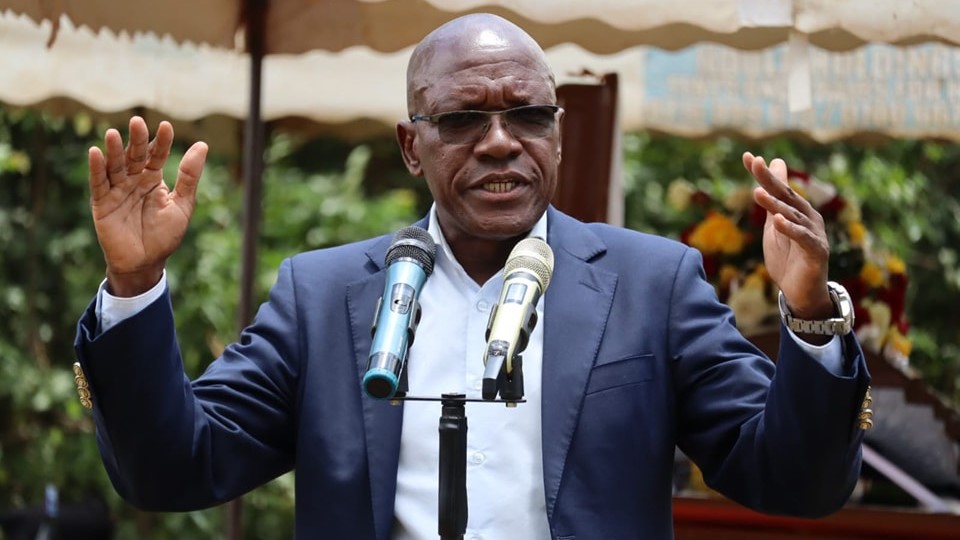 Seneta Khalwale ahutubia wananchi baada ya kuzindua zoezi la kufungua choo Muliro Gardens