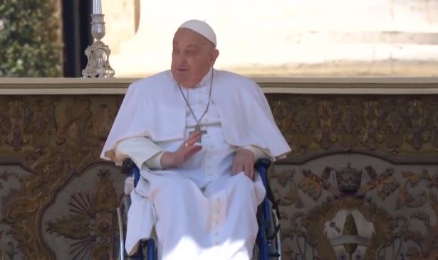 Pope Francis greets crowds at St Peter's Square