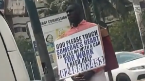 Mwanamume ajitokeza kwenye streets akiwa na bango la kuomba kununuliwa gari (video)