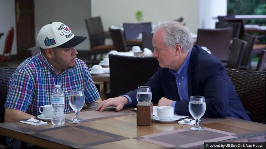 US senator meets man mistakenly deported