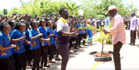 Ruto delivers goodies for Tharaka varsity students