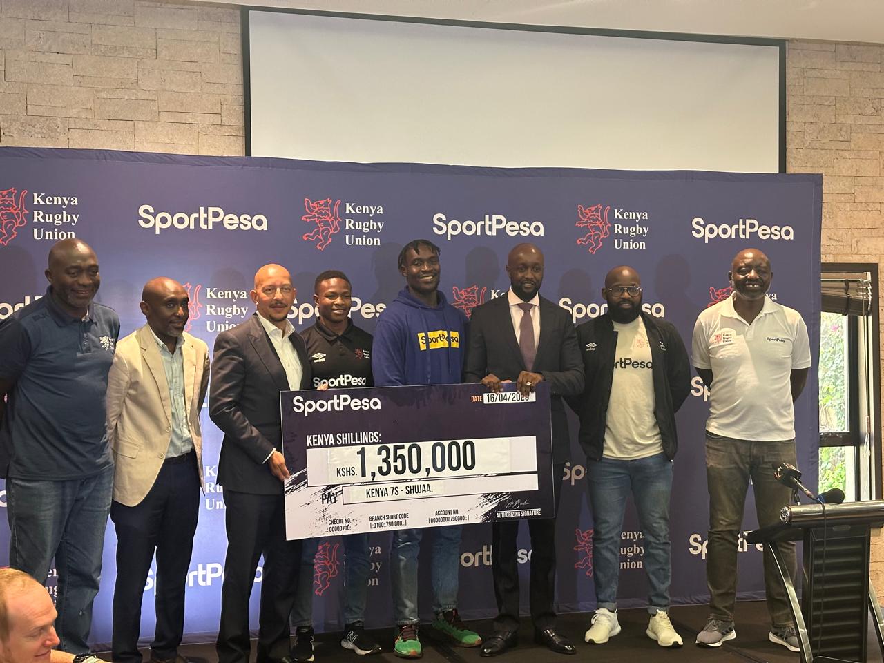 Sporpesa CEO Ronald Karauri  and KRU members during the bonus cheque  handing over