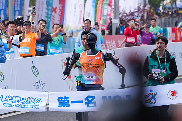 Mashindano ya kwanza ya mbio za roboti duniani zinazofanana na binadamu zafanyika China