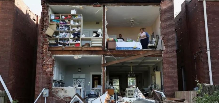 Five dead after tornado tears through St Louis