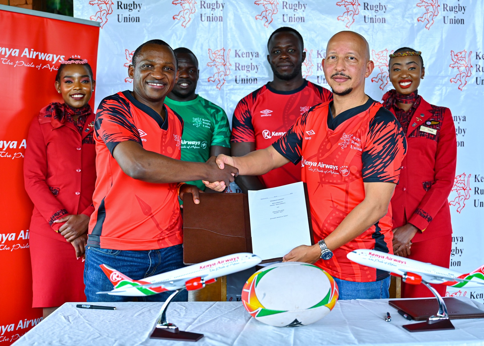 Kenya Airways' chief commercial and customer officer, Julius Thairu (2nd L) shakes hands with KRU chairman Alexader Mutai/HANDOUT