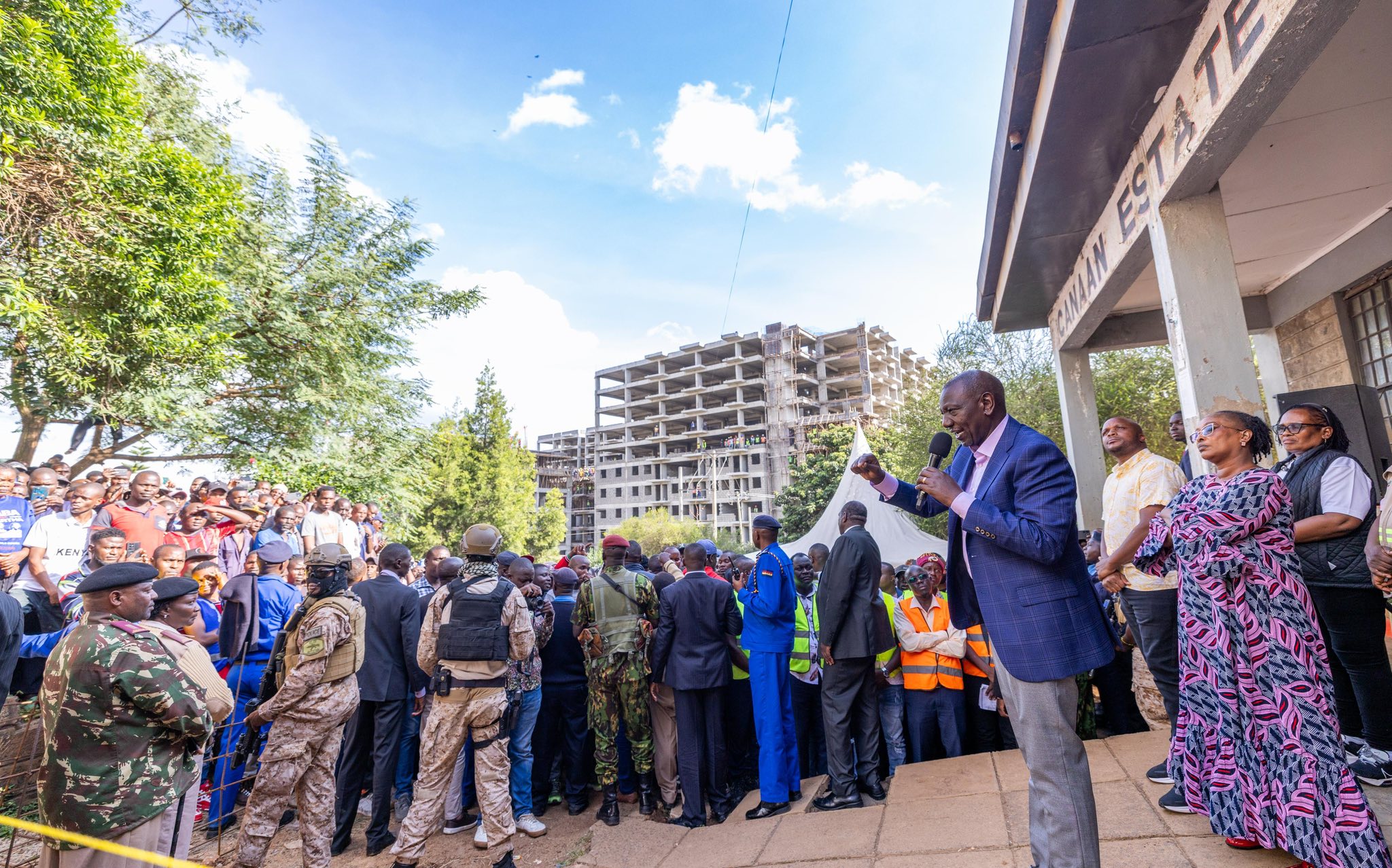Kibra woman grips Ruto’s hand after push from bodyguard