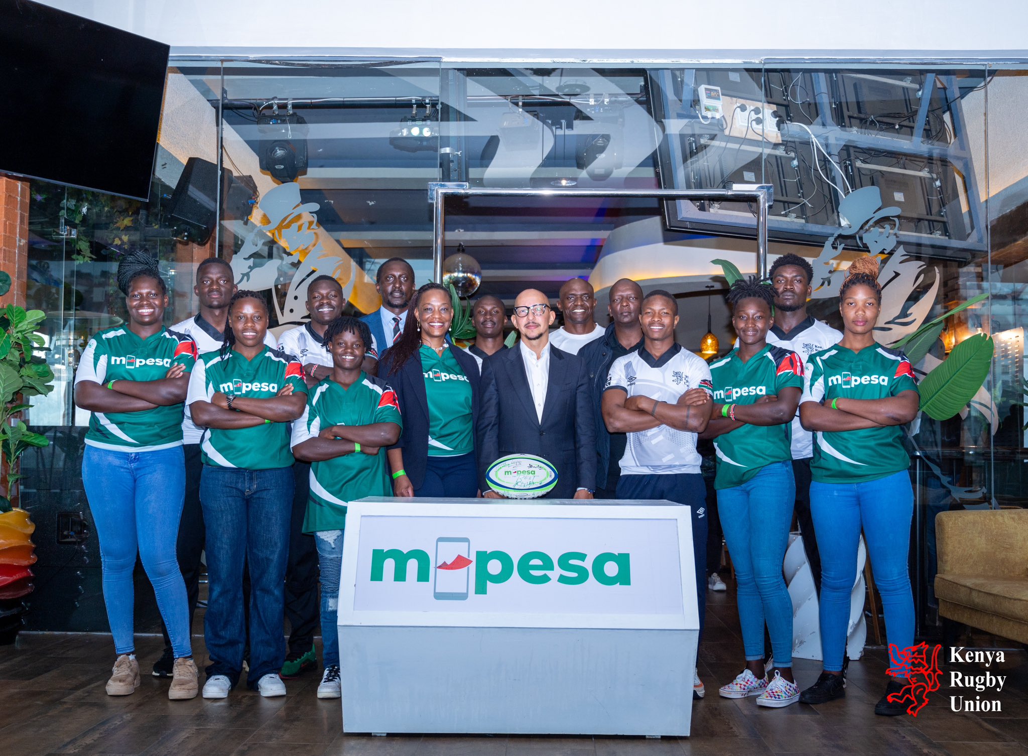 Sasha Mutai (C) poses with Shujaa and Lionesses players