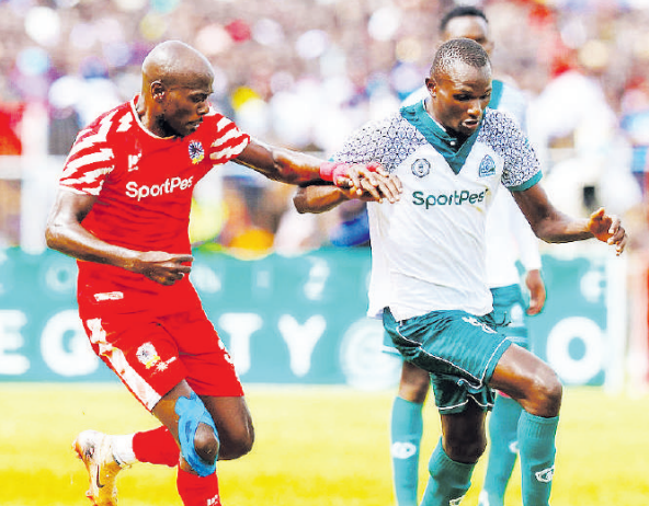 Shabana’s Darius Msagha tries to stop Gor’s Sammy Onyango at Gusii Stadium yesterday /HANDOUT
