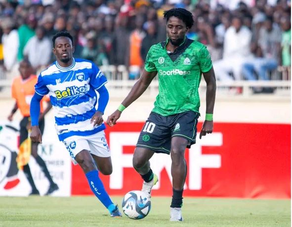 Gor Mahia's Austin Odhiambo (R) battles with Kevin Kimani of AFC Leopards in the first leg of the Mashemeji derby at Nyayo stadium/HANDOUT