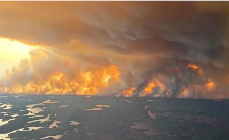 Thousands flee wildfire in Manitoba, Canada