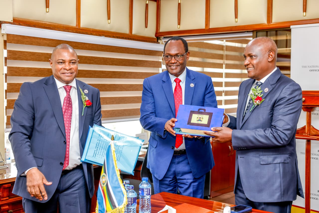 [PHOTOS] Mbadi, Kiptoo in light moments at Treasury