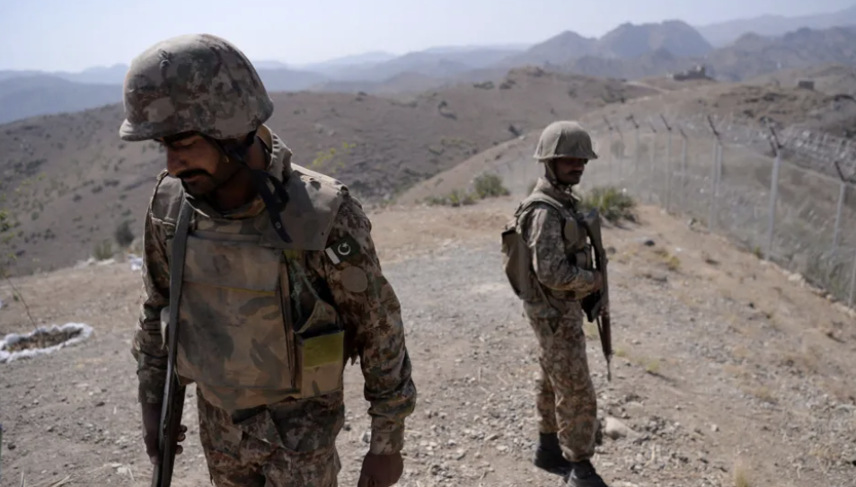 Car bomb attack in Pakistan kills at least 13 soldiers