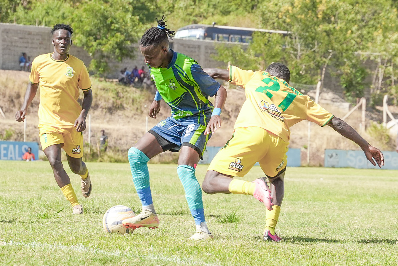 Mathare United's John Nyawir (L) and Starlon Odhiambo (R) tussle for the ball against KCB's James Kinyanjui (centre)/ FILE