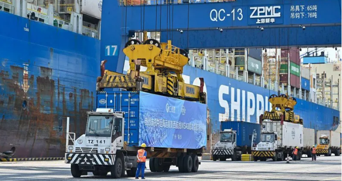 Tariffs prompt record plunge in US imports
