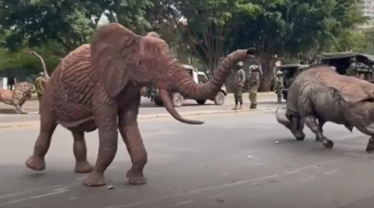 Puzzle as protesters drag Uhuru Park sculptures to Kenyatta Avenue
