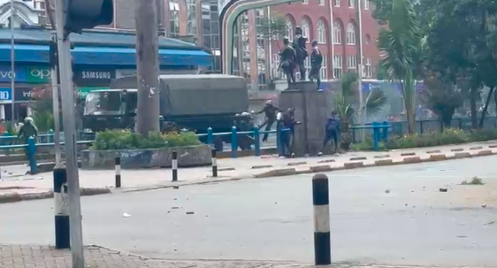 Protesters chase police along Kenyatta Avenue